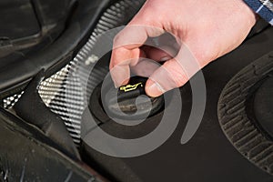 Verifying the oil level in a car engine