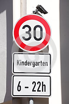 Verkehrsschild ZulÃÆÃÂ¤ssige HÃÆÃÂ¶chstgeschwindigkeit Dreissig Stunde photo