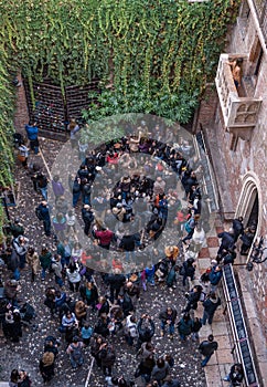 Crowd of tourists in the courtyard of the house of Juliet and Romeo