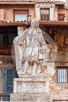 Verona. Sculpture in Piazza della Signoria