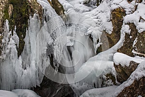 verschiedene eiszapfen bei einem wasserfall mit felsen