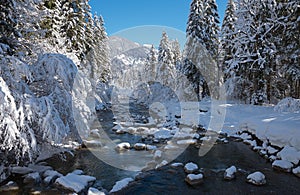 Verschneite Winterlandschaft an der Weissach in Kreuth, Oberbayern