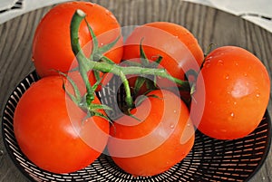 Verse tomaten op een bord photo