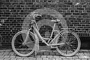 Versunkenes Fahrrad an einer Mauer