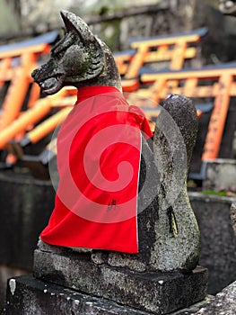 Vertical closeup shot of a fox statue in the Fushimi Inari Shrine Japan