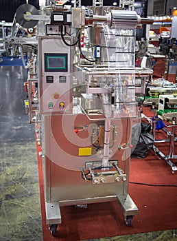 Vertical food packing machine