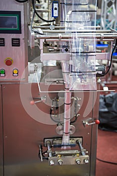 Vertical food packing machine