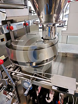 Vertical form fill seal machine