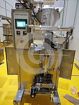 The vertical form fill seal machine is a type of fully automatic assembly product packaging system commonly used in the food packa