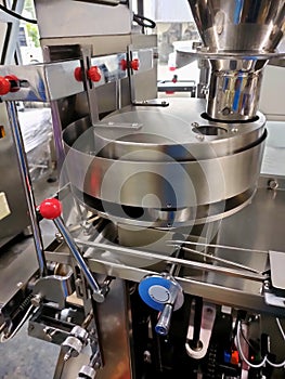 Vertical form fill seal machine