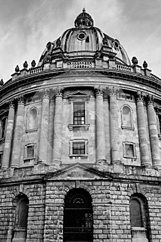 Vertical grayscale shot of the Radcliffe Camera in Oxford, UK