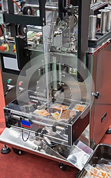 Vertical sealing and packing machine