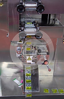 Vertical sealing and packing machine