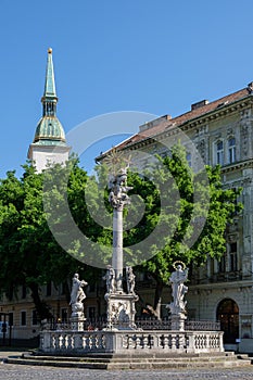 Vertikálny záber krásnej sochy v Bratislave