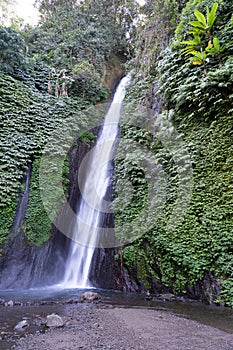 Vertical shot of beautiful waterfalls in air terjun munduk in gobleg indonesia