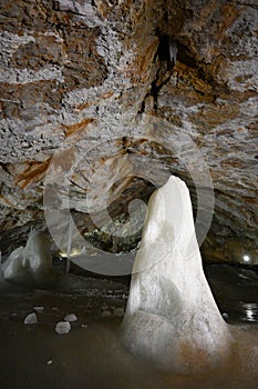 Vertikální záběr Dobšinské ledové jeskyně v Dobšiné, Slovensko