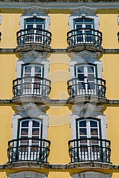 Vertikální z fasáda z viktoriánský styl byt budova malé balkony 