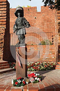 Vertical shot of Maly Powstaniec statue in commemoration of the child soldiers who fought and died