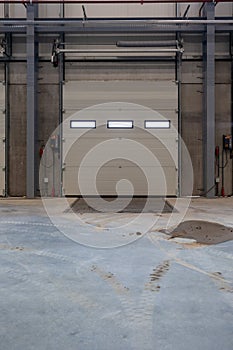 Vertical shot of a single loading door at a warehouse
