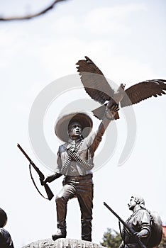 Vertical shot of a soldiers statue with an eagle on his hand