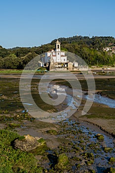 Verticalmente de parroquial iglesia de nuestro dama de en sobre el un rio sobre el bajo mareas 