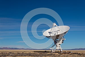 Velmi velký řada vzdálený z radiopřijímač anténa proti modrá obloha zlato pole purpurová hory 