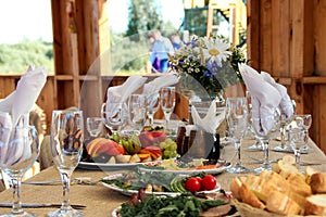 Very nicely decorated wedding table with plates and serviettes.