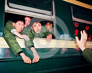 The veterans retired, sit on the train to say goodbye to the comrades, the soldiers wept with red flowers