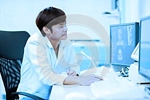 Veterinarian doctor with MRI computer control