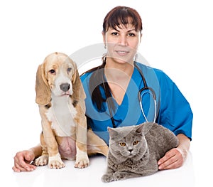 Veterinár objala mačka a pes. izolované na bielom pozadí 