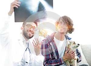 Veterinarian showing an x-ray to the owner of the dog.