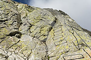 Via ferrata - Prvky uľahčujúce prechod trás, tj spony a oceľové lano na istenie z lana