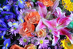 Vivace bouquet di fiori asiatico, gigli, rose, iris, margherite, girasoli.