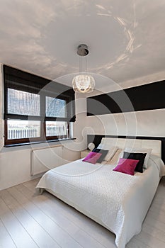 Vibrant cottage - White and black bedroom