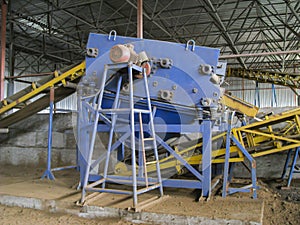 Vibrating Separator-Sifter. Useful For Engineers And Students