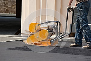 Vibratory plate compactor