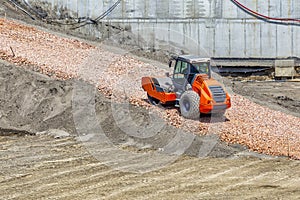 Vibratory roller compactor