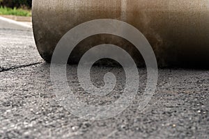The vibratory roller levels the asphalt pavement