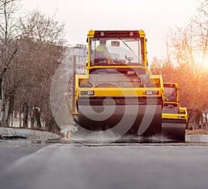 The vibratory roller levels the asphalt pavement