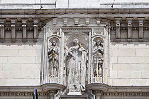 Victoria and Albert Museum, statue of qeen Victoria on facade, London, United Kingdom