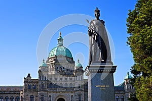 Victoria statue with British Columbia Parliament