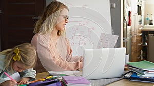 Video of female teacher conducts classes online.