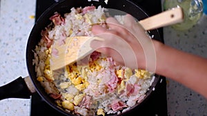 Video recipe for cooking fried rice with bacon and egg. Step 3.