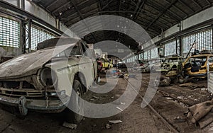 viele zerlegte autos in einer halle panorama photo