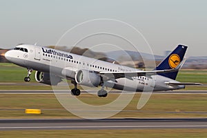 Lufthansa Airbus A320neo D-AINC taking off in Vienna Schwechat