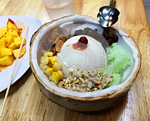 Vietnam Hue Local Dessert Vietnamese Hueâ€™s Specialties Sweet Coconut Ice-cream Sticky Rice Peanuts Cendol Red Bean Mix