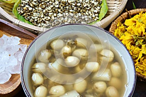 Vietnamese food, sweet lotus seed gruel