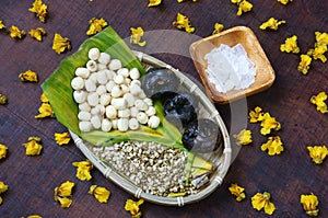 Vietnamese food, sweet lotus seed gruel