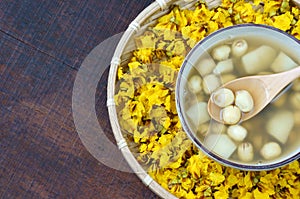 Vietnamese food, sweet lotus seed gruel