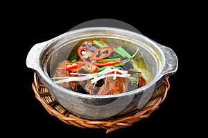 Vietnamita fritto sgombro salsa su uno sfondo nero 